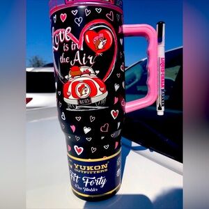 BUCEES VALENTINES DAY Tumbler “LOVE IS IN THE AIR” Buc-ee’s New for 2025 40 oz